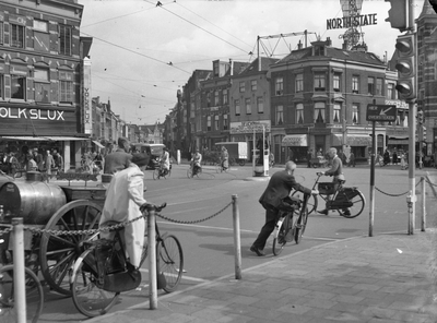 400140 Gezicht op de kruising van de Voorstraat (achtergrond links), Lange Jansstraat (achtergrond rechts), Neude ...
